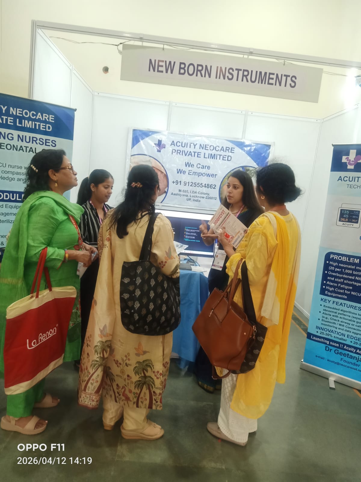 Team with delegates beside the FOGSI Art of Birthing Conclave backdrop